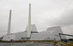 Sfinks. Set fra afstand er der noget tidløst over Avedøreværkets arkitektur. De rene geometriske former giver det en klassicistisk fremtoning, der våger i sin egyptiske vælde, men materialet, de blanke metalplader, der omslutter alle bygningsdele, giver det samtidig en klinisk helstøbthed. 