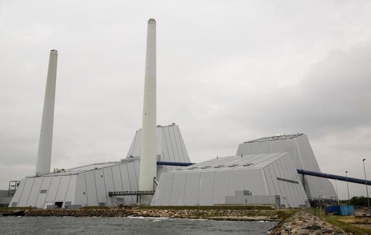 Sfinks. Set fra afstand er der noget tidløst over Avedøreværkets arkitektur. De rene geometriske former giver det en klassicistisk fremtoning, der våger i sin egyptiske vælde, men materialet, de blanke metalplader, der omslutter alle bygningsdele, giver det samtidig en klinisk helstøbthed. 