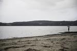 Udflytning. Mand paraply ved Vejle Fjord. Naturstyrelsen skal nu flytte til den smukt beliggende by. 