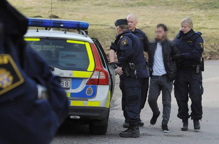 MINISTERANGREB. Her føres palæstinenseren væk efter overfaldet på Sveriges justitsminister i et asylcenter i marts. 