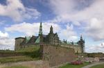 Udflytning. Christianshavns kunstnere skal flytte otte årsværk til Kronborg slot i Helsingør. Desuden skal Jagt- og Skovbrugsmuseet i Hørsholm til Gammel Estrup på Djursland. Og mindst 60 mennesker beskæftiget med kulturarv skal til Nykøbing Falster. 