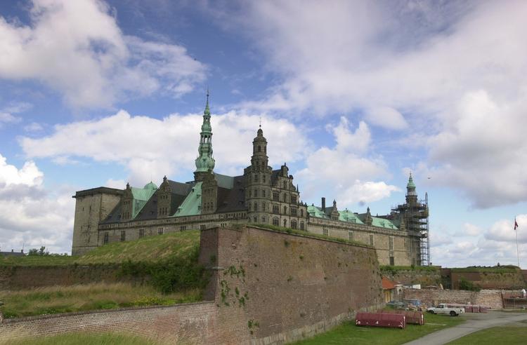 Udflytning. Christianshavns kunstnere skal flytte otte årsværk til Kronborg slot i Helsingør. Desuden skal Jagt- og Skovbrugsmuseet i Hørsholm til Gammel Estrup på Djursland. Og mindst 60 mennesker beskæftiget med kulturarv skal til Nykøbing Falster. 