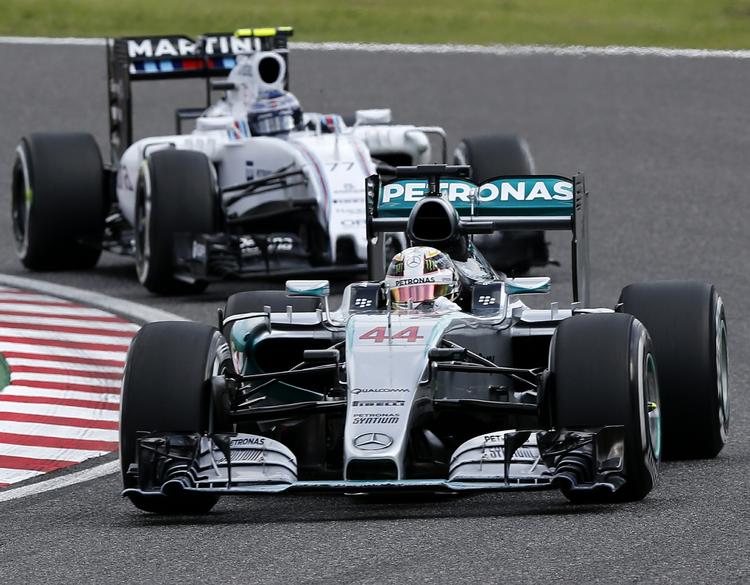 travlhed. Verdensmester Lewis Hamilton (Mercedes) og resten af formel 1-feltet skal i aktion 21 gange næste år. 