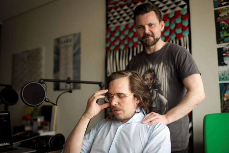 Kommentarspor. Ideen til 'Album opstod, da en af Kristian Leths (tv) venner foreslog, at nogen burde lave et kommentarspor til et musikalbum på samme måde som  man ser på dvd'er. Foto: Theis Mortensen 
