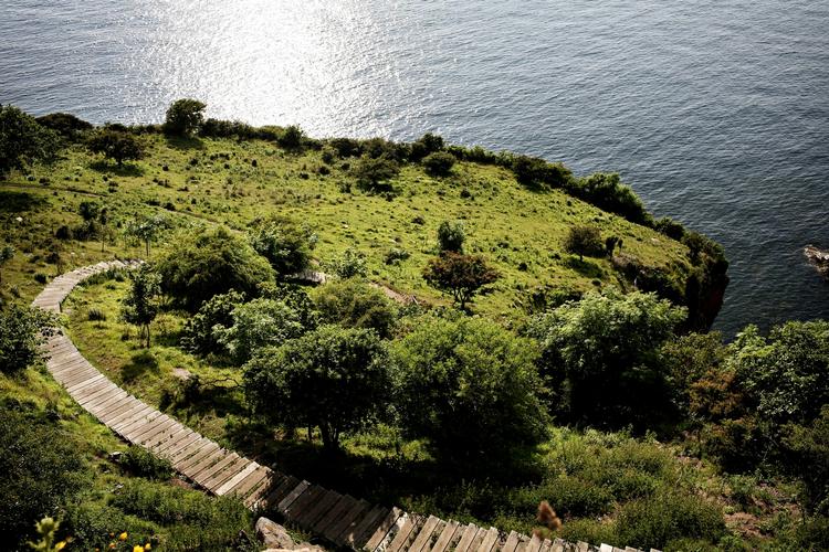 Danmark.  På solskinsøen Bornholm vil man få meget ud af at vælge et nyt navn til regionskommunen, siger numerolog. 