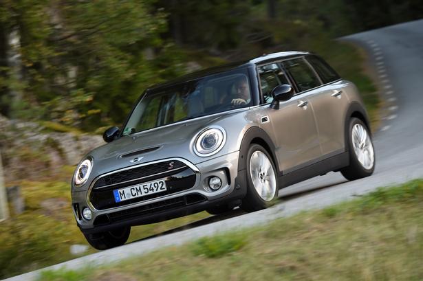 KØREGLAD. Den nye Mini Clubman lystrer førerens mindste vink. Men det er blevet en stor bil, som derfor også tilbyder fin komfort. 
