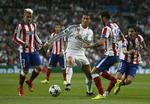 Måååål. Real Madrids Cristiano Ronaldo (i midten) har scoret 10 gange i 8 kampe i denne sæson, men målene er fordelt på en ligakamp og to kampe i Champions League. Har Atletico så overhovedet noget at frygte? 