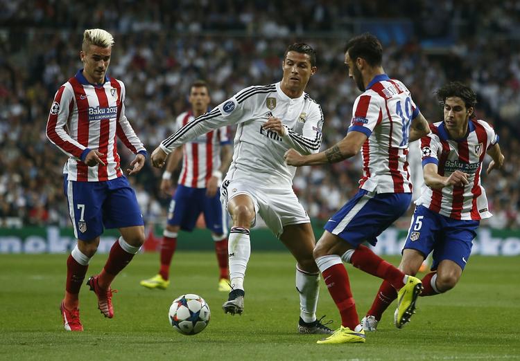 Måååål. Real Madrids Cristiano Ronaldo (i midten) har scoret 10 gange i 8 kampe i denne sæson, men målene er fordelt på en ligakamp og to kampe i Champions League. Har Atletico så overhovedet noget at frygte? 