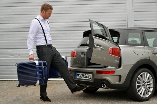 FODÅBNING. Manden her sparker ikke i frustration ud efter sin Mini. Bagdørene åbner, når man sparker to gange ind under  kofangeren. Det er ekstraudstyr, og nytteværdien er begrænset. 