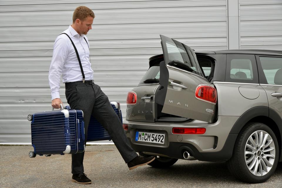 FODÅBNING. Manden her sparker ikke i frustration ud efter sin Mini. Bagdørene åbner, når man sparker to gange ind under  kofangeren. Det er ekstraudstyr, og nytteværdien er begrænset. 