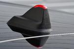 NYT. Ifølge Mini en verdensnyhed. Antennen på taget, der har form af en hajfinne, har en lille rød blinkende diode,der lyser, når bilen er aflåst. Så skulle det blive lettere at finde bilen i et mørkt p-hus, siger Mini. 