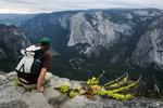 UDFORDRENDE. Udsigten er imponerende mange steder i Yosemite, som også kan være farlig. Hvert år dør folk ved styrt fra klipperne. 