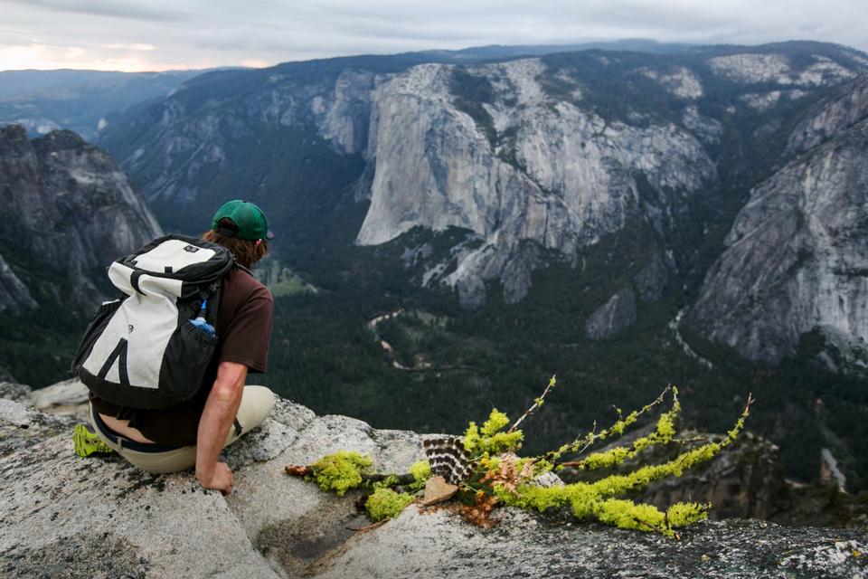 UDFORDRENDE. Udsigten er imponerende mange steder i Yosemite, som også kan være farlig. Hvert år dør folk ved styrt fra klipperne. 