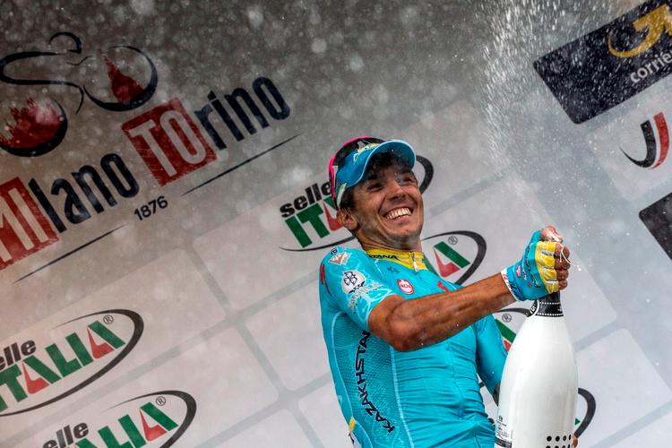 Kroning. Efter at have fuldført Giro og Vuelta som nr. 23 og 20 sammenlagt, kunne Rosa i dag hente karrierens helt store triumf. 