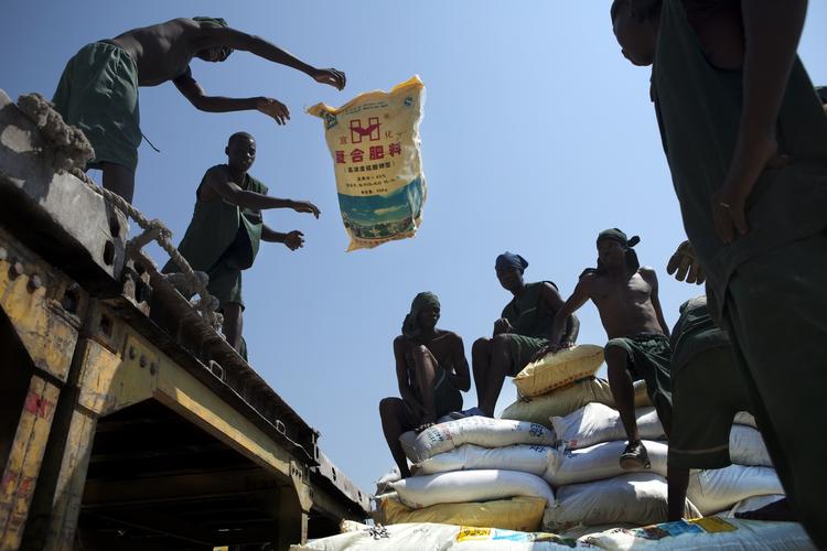 fattigt. I den nye strategiramme for dansk udviklingsbistand skelnes mellem »fattige som deltager i økonomien« og »ekstremt fattige«. Men denne sondring giver ifølge Poul Buch-Hansen ikke mening. Billedet her er fra Mozambique. Arkivfoto 