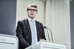 Genstridig. Efter skattesagen forudså de færreste, at Troels Lund Poulsen (V) ville blive minister igen, men den nye erhvervsminister er tilbage som Lars Løkkes hardhitter i udflytningen af statslige arbejdspladser. 