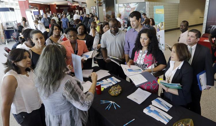 jobsøgere. Arbejdsløse amerikanere fotograferet i juni, hvor de prøver lykken ved et jobmarked i Sunrise i staten Florida. 