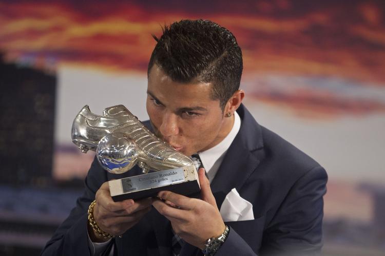 HÆDRET. 324 mål for Real Madrid gav i dag Cristiano Ronaldo endnu en støvle til kaminhylden - eller hvor han nu opbevarer sine talrige trofæer. 