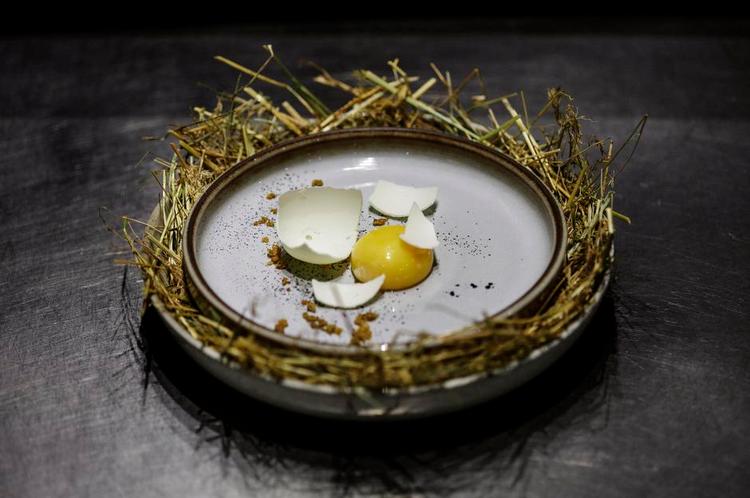 Overflod. På Alchemist bliver det gjort en dyd ud af at manipulere og provokere gæsterne. Ligesom El Bulli gjorde det i starten af 00'erne. Blandt de 45 retter, der serveres på Alchemist er 'Æg og hø'. 