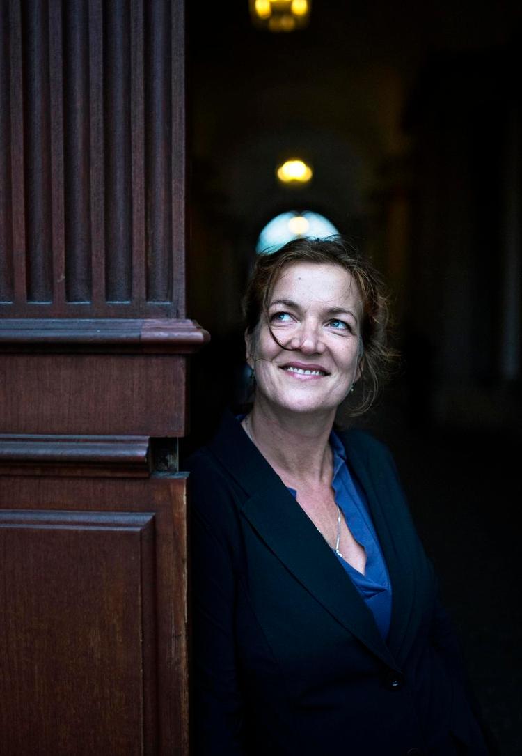 Statsminister. Malou Gorter spiller Birgitte Nyborg, når teaterkompagniet NNT til marts viser 'Borgen' som en ti timer lang forestilling. 