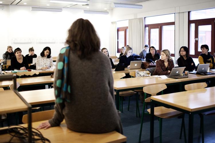 Økonomi. Regeringen har foreslået at skære 8,7 milliarder kroner på uddannelsesområdet over de næste 4 år. 