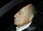 Fodbold. Sepp Blatter skal med de samme trække sig fra FIFA, mener storsponsorer. 