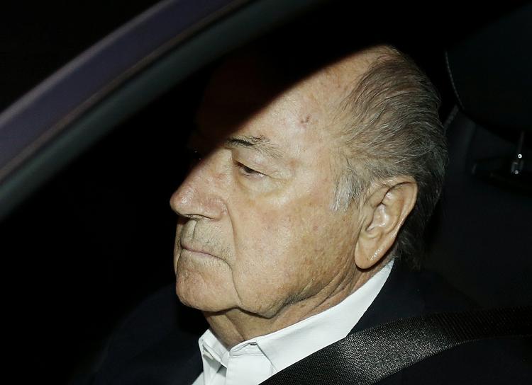 Fodbold. Sepp Blatter skal med de samme trække sig fra FIFA, mener storsponsorer. 