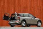 TODELT. De to bagdøre i Mini Clubman svinger ud til hver sin side. Måske mere særpræget end egentlig praktisk. Dørene kræver et solidt tryk for at lukke igen. 