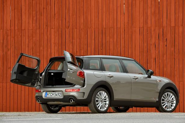 TODELT. De to bagdøre i Mini Clubman svinger ud til hver sin side. Måske mere særpræget end egentlig praktisk. Dørene kræver et solidt tryk for at lukke igen. 