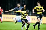 Tamboura (i midten) kommer i vejen foren AGF’er i kampen 11. september. Men det måtte Hobro-spilleren slet ikke, da hans spillercertifikat ikke var kommet frem til Hobro. 
