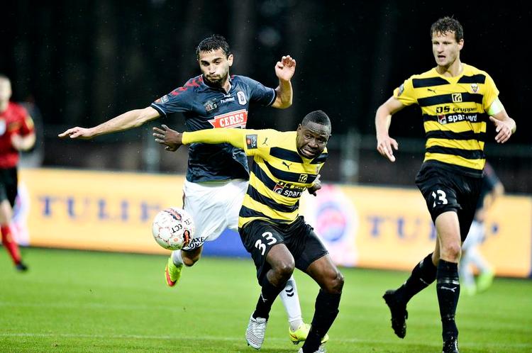 Tamboura (i midten) kommer i vejen foren AGF’er i kampen 11. september. Men det måtte Hobro-spilleren slet ikke, da hans spillercertifikat ikke var kommet frem til Hobro. 