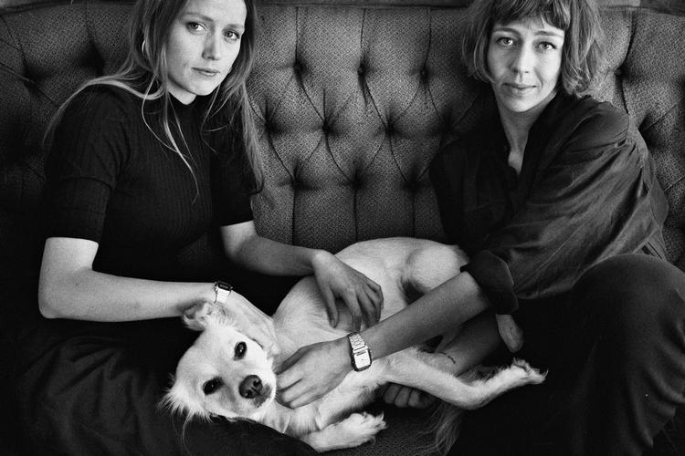 Konfrontation. Jagten på den stjålne bog har ført til de idealistiske boghandlere Maya Zachariassen (til venstre) og Maria Dønvangs lejlighed i Nordvest, hvor de bor sammen med hunden Laika, som de har reddet fra et liv som gadehund i Grækenland. 