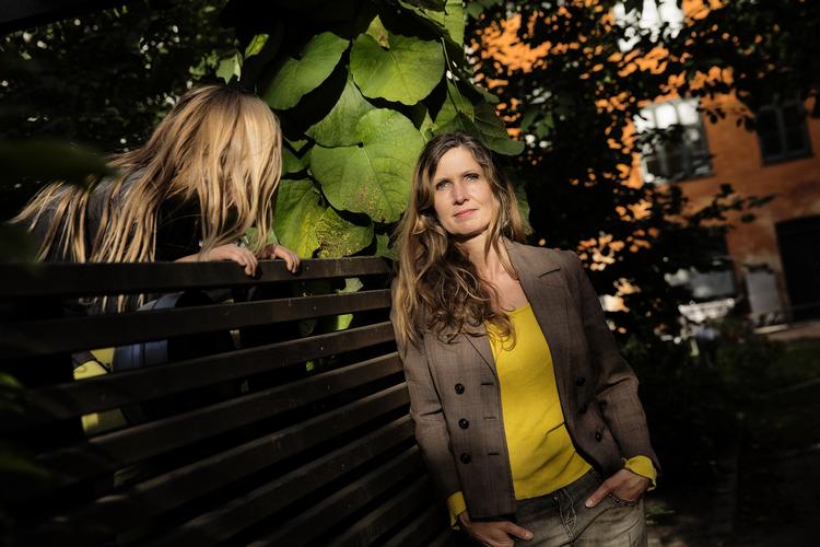 Tvangsflyttet. 44-årige Evelyn Isaksen arbejder i Energistyrelsen, og sammen med to tredjedele af sin afdeling står hendes job til fremover at skulle ligge i Esbjerg. Hun ved endnu ikke, om hun vil flytte med. 