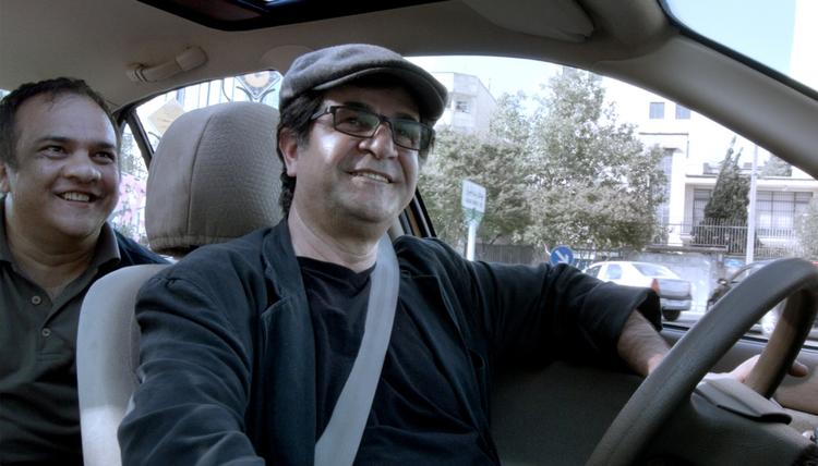 Chauffør. Som den nysgerrige taxachauffør uden nogen imponerende stedsans navigerer instruktør, Jafar Panahi dog publikum rundt i et mere nuanceret Iran, end man måske lige havde troet. 