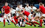 TACKLET. De engelske værters forhåbninger om at komme gnidningsfrit videre fra de indledende kampe ved VM i rugbyled et knæk med nederlaget til Wales. 