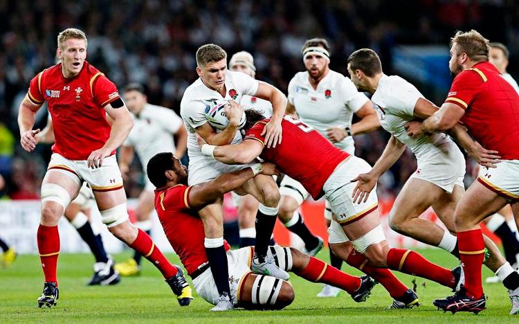 TACKLET. De engelske værters forhåbninger om at komme gnidningsfrit videre fra de indledende kampe ved VM i rugbyled et knæk med nederlaget til Wales. 