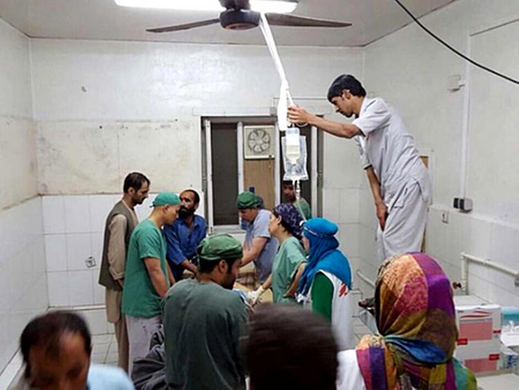 Internationalt. Bombefly smadrede operationsstuerne på Læger Uden Grænsers hospital i Kunduz.  Kontorlokaler blev inddraget til at operere de mange sårede. 