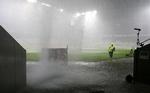 Vådt. Voldsom regn standsede i går fodboldkampen mellem Nice og Nantes. Det sydlige Frankrig er ramt af regn og oversvømmelser. 