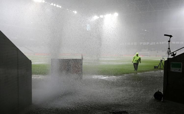 Vådt. Voldsom regn standsede i går fodboldkampen mellem Nice og Nantes. Det sydlige Frankrig er ramt af regn og oversvømmelser. 