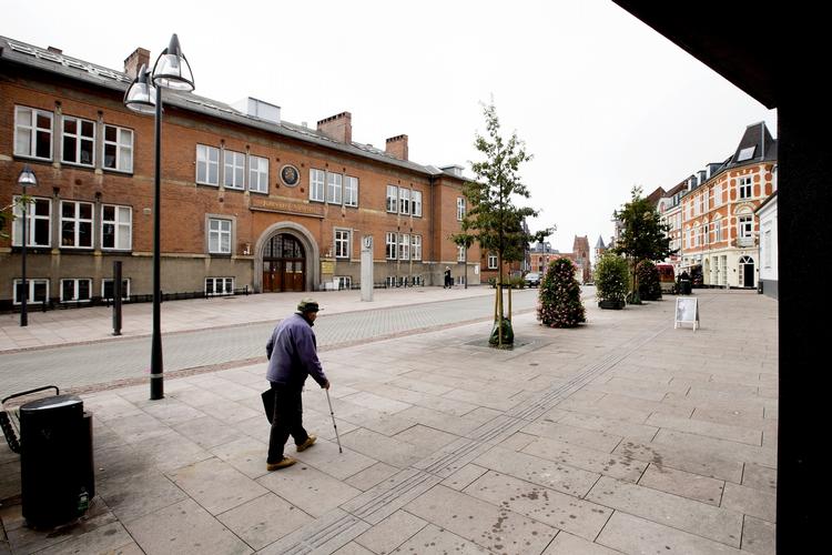 Der mangler stadig at blive udflyttet mere end 1.000 arbejdsplader og ny medarbejdersag mod staten kan forlænge processen yderligere. 