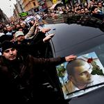 Tidsforskel. Tidligere var det arbejderbevægelsenm der brugte det nørrebroske byrum til manifestationer, for eksempel fællesskabsformende begravelsesoptog til Assistenses. I dag gør beboere med indvandrerbaggrund det samme. Her for Mustafa Hsownay, skudt i Mjølnerparken 2009. 