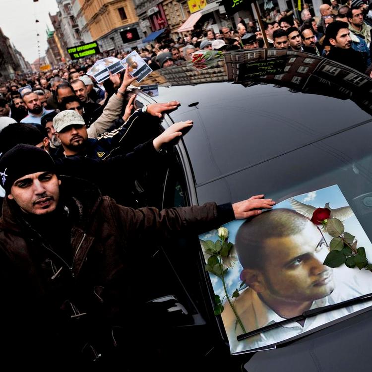 Tidsforskel. Tidligere var det arbejderbevægelsenm der brugte det nørrebroske byrum til manifestationer, for eksempel fællesskabsformende begravelsesoptog til Assistenses. I dag gør beboere med indvandrerbaggrund det samme. Her for Mustafa Hsownay, skudt i Mjølnerparken 2009. 