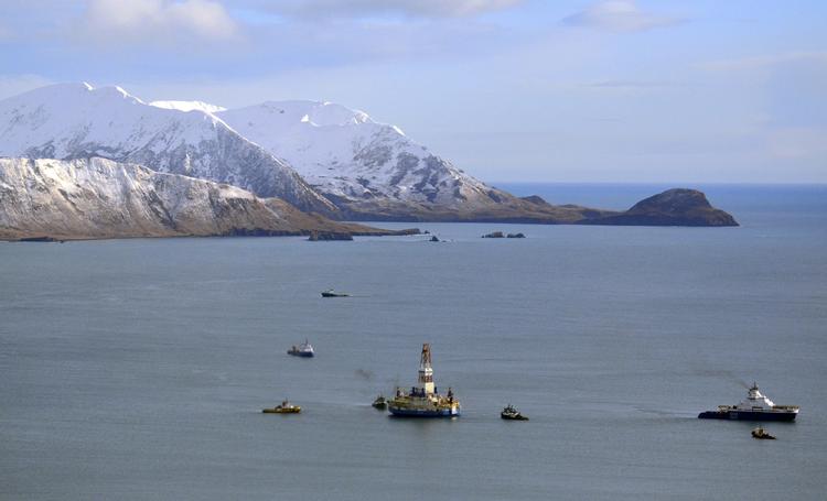 Ressourser. En olieboreplatform fra Shell i en bugt i Alaska  i 2013. Energiselskabet skrinlægger nu planer om at bore efter olie i Arktis. 
