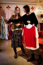 secondhand. Det er alle typer mennesker, som køber genbrugstøj, siger modeblogger Henriette Kirkegaard (th.), som her er på udkig efter tøjfund sammen med sin medblogger Jane Pejtersen i Røde Kors’ genbrugsbutik i Vestergade i det indre København. 