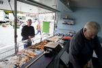 Jobønsker. Borgmester i Lolland Holger Schou Rasmussen (A) køber fisk på torvet hos fiskehandler Michael Madsen. 