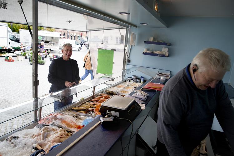 Jobønsker. Borgmester i Lolland Holger Schou Rasmussen (A) køber fisk på torvet hos fiskehandler Michael Madsen. 