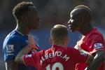 1-1. Intensiteten og udfaldet var velkendt, da Romelu Lukaku (tv.) og Mamadou Sakho (th.) måtte holdes adskilt af Alberto Moreno. 