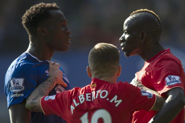 1-1. Intensiteten og udfaldet var velkendt, da Romelu Lukaku (tv.) og Mamadou Sakho (th.) måtte holdes adskilt af Alberto Moreno. 