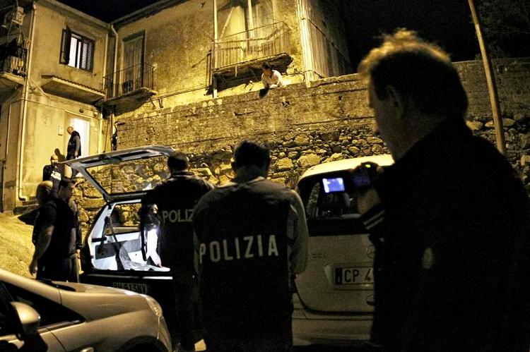 Kom så ud. Italiensk politi har de senere år gennemført flere succesfulde razziaer mod de forskellige mafiaorganisationer. Foto: Adriana Sapone/AP 