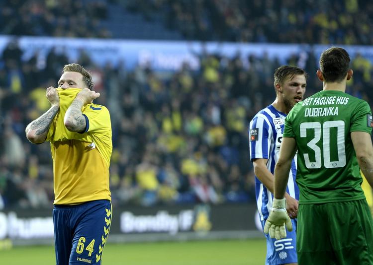 1-1. En af kampens store chancer blev sparket over mål af Ronnie Schwartz. 